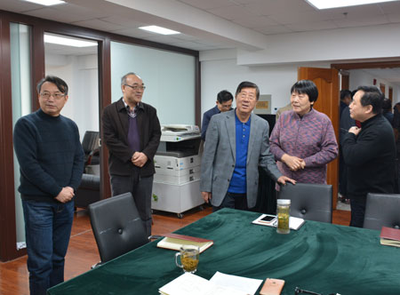 王显政走访慰问协会干部职工